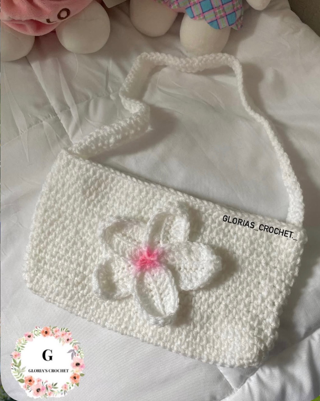 Small white crochet shoulder bag with a white flower and pink center